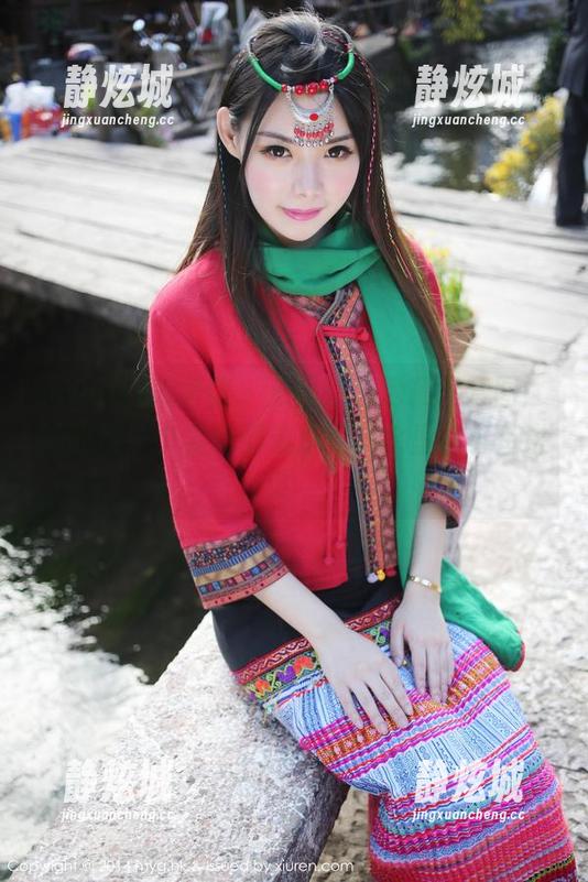 MyGirl美媛馆-王馨瑶 MyGirl美媛馆 - 王馨瑶泳池精选套图:她的每一个姿势都像是在跟水里的小鱼讲话。