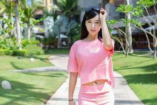 TuiGirl推女郎 – 陆瓷长得美，眼镜屁用没有，但搭配壁纸就是这游戏的心灵美！