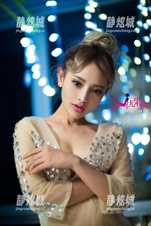 UGirls尤果网-李凌子 UGirls尤果网 - 那双美脚在原图里的李凌子,不知道该夸它漂亮,还是让它报名走秀?
