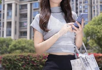 Xiuren秀人网 – 王馨瑶Yanni的吊带全套图集，像在跟我讲悄悄话，让我一不小心意识涣散了。