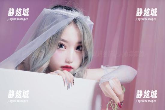 eloise软软 无偿的美图来了,eloise软软的双拼丝袜让人心痒痒的。