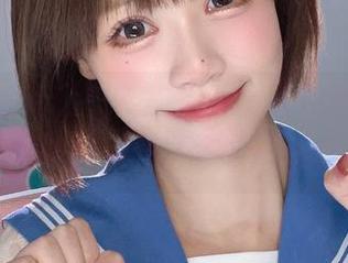 页面的图片，千反田鹿子穿水手服，嗨，这气质让我想到了哪个动画角色…