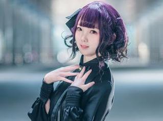 名赖弥七的写真：在瑜伽垫上摔了个四脚朝天