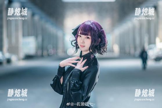 名赖弥七的写真：在瑜伽垫上摔了个四脚朝天