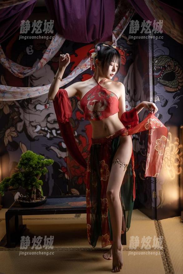 坏露露香宝 叉腰坏露露香宝在白色花房:下载这套图再说话!