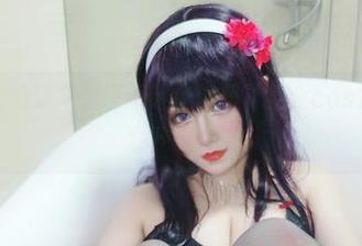 穿连衣裙的夏鸽鸽不想起床像极了某个cos角色，你会下载吗？