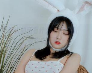 比白衬衫更迷人的还有什么？宋哈娜(송하나)的图包等你来下载！