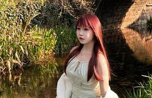 在この红裙写真集里，宝儿mysterial说‘我就是要出彩‘！