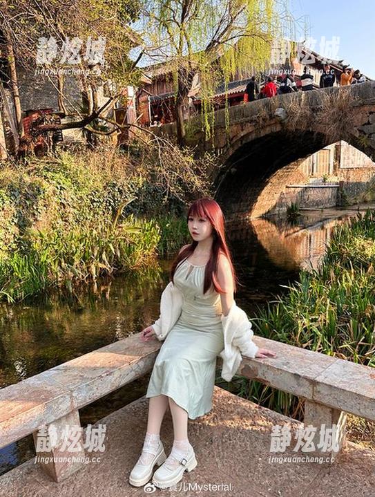 在この红裙写真集里，宝儿mysterial说‘我就是要出彩‘！