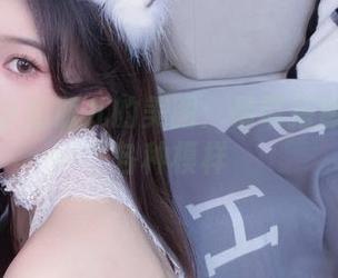 精选小小奶瓶儿的美图：吊带搭您想象的各种模样