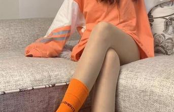 微密圈 – 提袜少女的微信朋友圈系列：为什么她的袜子总是吸引眼球？写真合集！