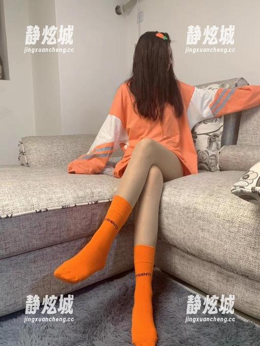微密圈 - 提袜少女的微信朋友圈系列：为什么她的袜子总是吸引眼球？写真合集！