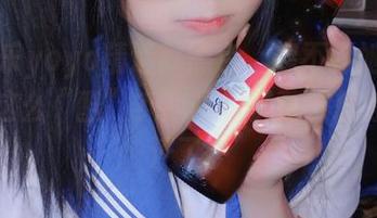 摇摇乐yoyo精选：黑色，想不到她穿黑色能这么“酷”？我隔着屏幕都想擦一把汗了。