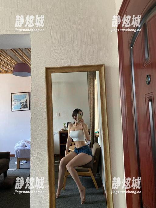 微密圈 - 私拍合集如同文茜cool的红色皮带，个性十足，不过不知道这皮带能不能让我也尝试一下？