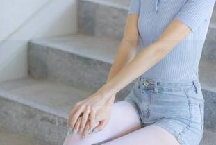 森萝财团图库：黑丝亮皮超短裙？非要我多看几眼么！