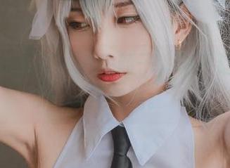 写真里的女巫，清颜颜子，似乎让人难以移开视线。