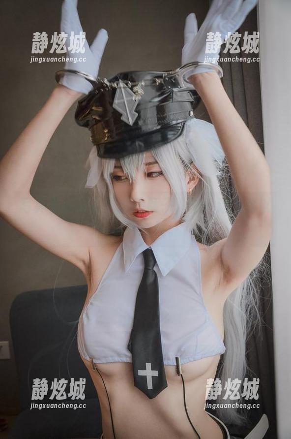 写真里的女巫，清颜颜子，似乎让人难以移开视线。
