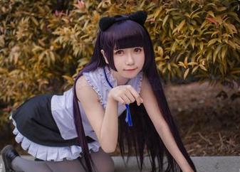 白金Saki的比基尼写真：被精选的身姿与迷离的眼神