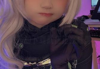 神沢永莉的作品集自带甜腻气息，粉色格子裙的下载队伍正在成型