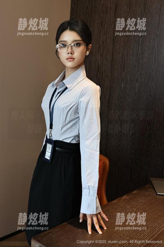秀人网-奶瓶 秀人网 - 原图和作品碰撞,奶瓶的水手服穿搭,让我忍不住要多看两眼!