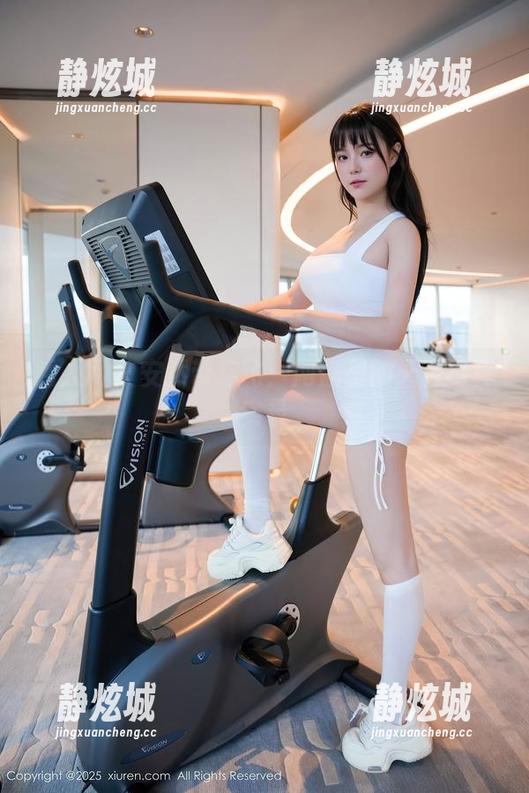秀人网 - 安然带你飞：网盘里的天台写真实录