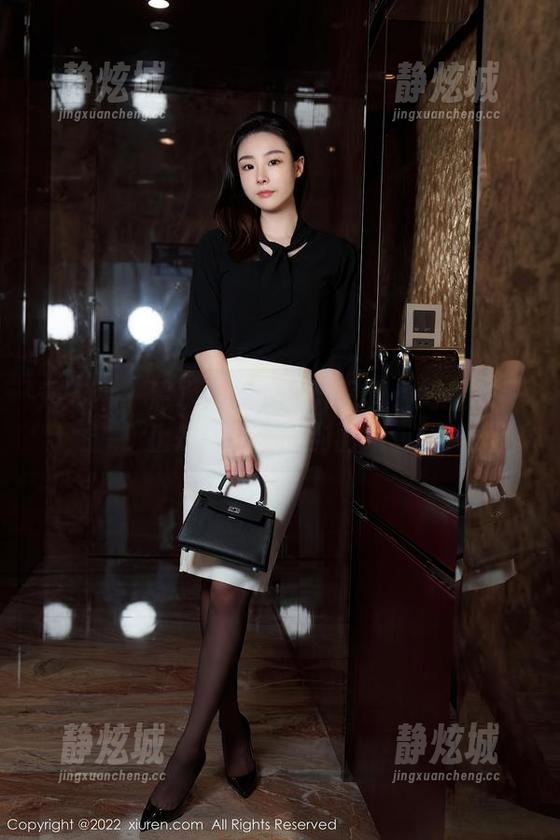 秀人网 - 清水美嘉的户外写真：好看的不止是网盘里的封面哦。
