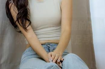 绮梦摄影 – 走吗？不，露露的脚决定不再隐藏，快来翻翻她的裸足写真集！