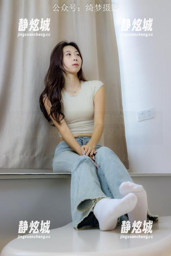 绮梦摄影 - 走吗？不，露露的脚决定不再隐藏，快来翻翻她的裸足写真集！