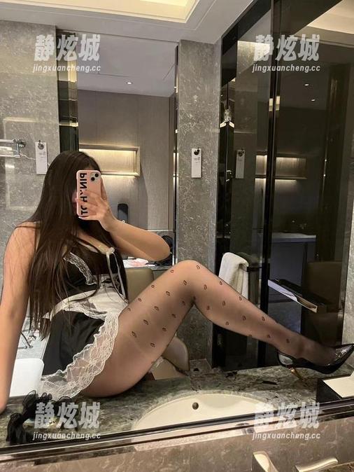 美邵女Baby 微密圈 - 美邵女Baby的私拍:黑丝与蓝色三角,这种大胆的组合是不是要重新定义我的审美?