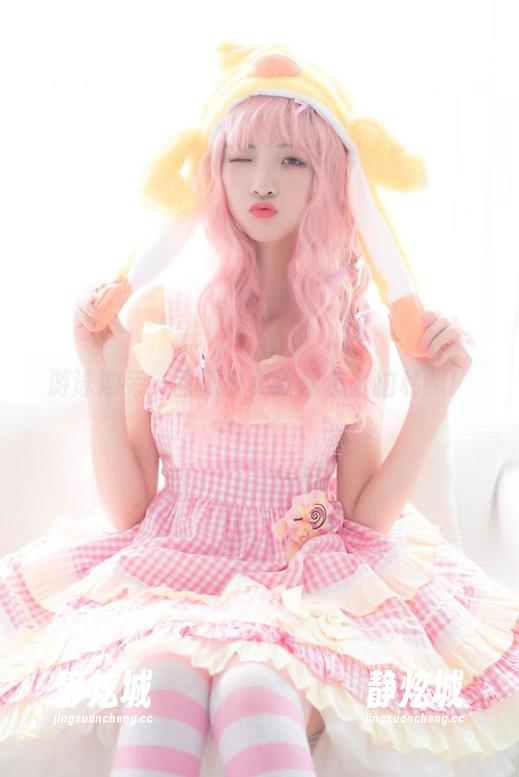 游泳池旁，西瓜少女教你怎么拍私照！