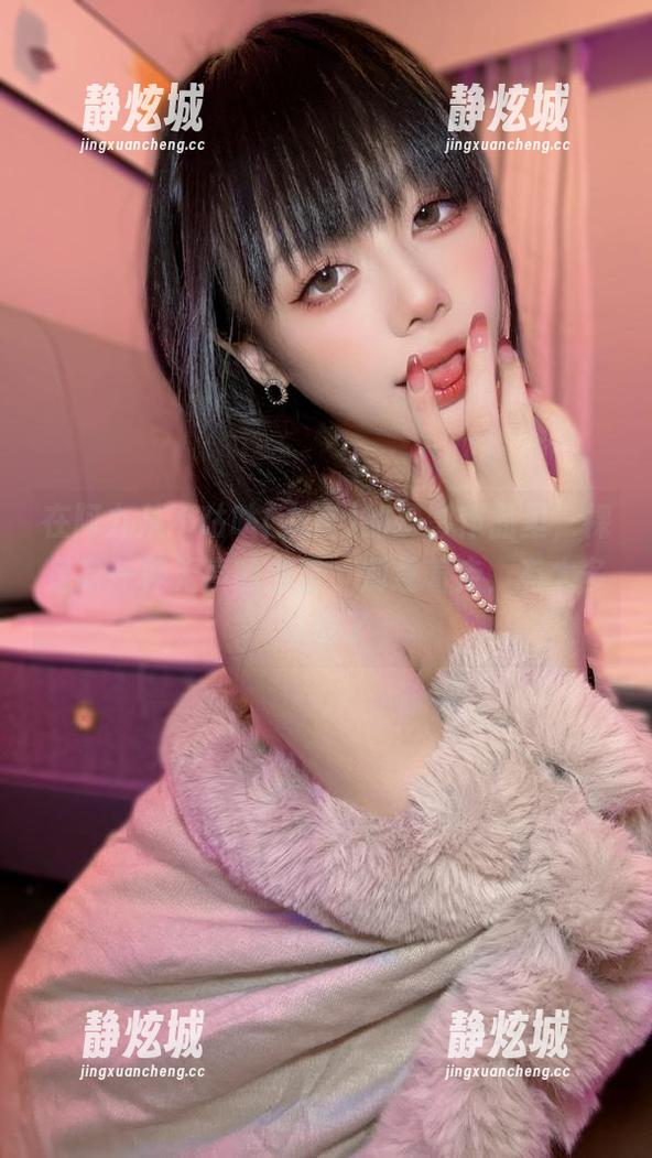 在阿九从不咕咕(九言)的摄影作品里，裸足有一种无声的力量，别急着走，有太多可看了