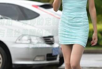 魔镜街拍 – 婷婷的定制写真：白色吊带连衣裙与黑丝美腿的奇妙组合，怎么回事，太吸引人了吧？