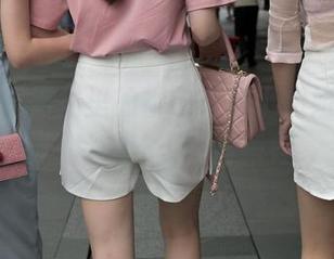 看！魔镜街拍里的粉色短裙小姐姐，私房图片真让人想捏一捏