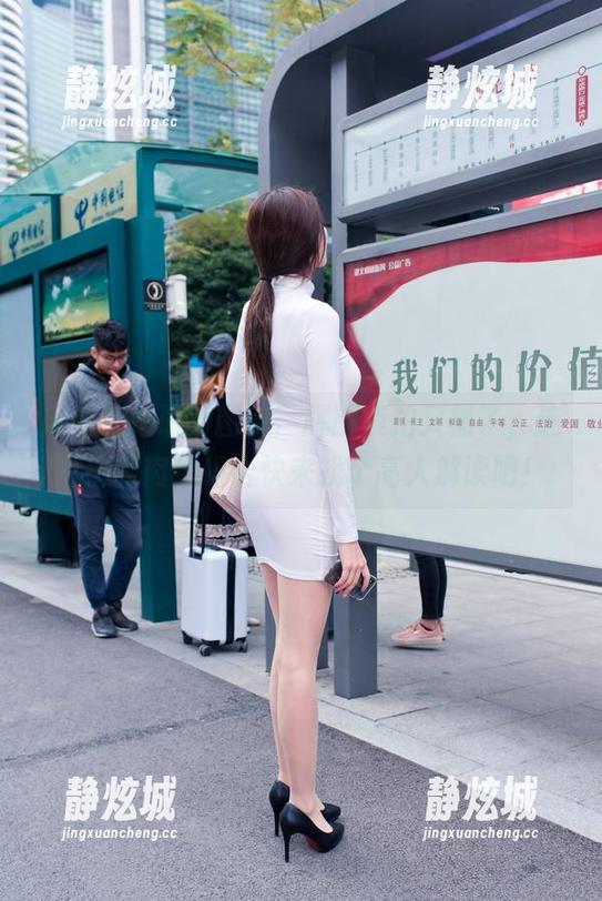魔镜街拍最新图册：辉辉模拍又福了，连身裤和肉丝组合快来找个高人解读吧！